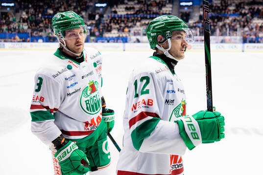 Rögles Linus Sandin och Brady Ferguson  jublar