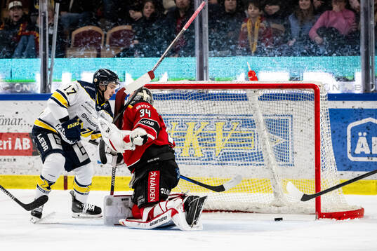 HV71s Isac Brännström vid 2-2 målet bakom Luleås
