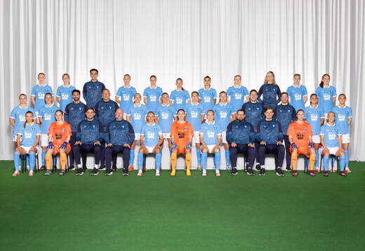  Nova Rolfsson, Tilde Wahlgren, Lagläkare Ashkan Labaf, Nathalie Hoff Persson, Katariina Kosola, Klara Åström, Inès Belloumou, Tuva Skoog, Fysioterapeut Karin Boman, Agnes Mårtensson, Matilda Kristell. Mittenledet från vänster: Lovisa Gustafsson, Anna Plantin, Fystränare Bruno Almeida, Lagledare Anders Nilsson, StinaLisa Johansson, Ellen Löfqvist, Alexia Mitkovska, Sara Kanutte Fornes, Fystränare Jared Wallace, Fysioterapeut Philip Ohlsson, Isabella D´Aquila, Beatrice Persson. Sittande från vänster: Elin Björklund, Emelie Borg, Målvaktstränare Marcus Norman, Huvudtränare Jonas Valfridsson, Nellie Lilja, Moa Öhman, Sanna Kullberg, Assisterande tränare Rikard Östergren, Assisterande tränare Jeff Petersson, Julia Cavander, Mia Persson. Editors note: Bilden är retuscherad.