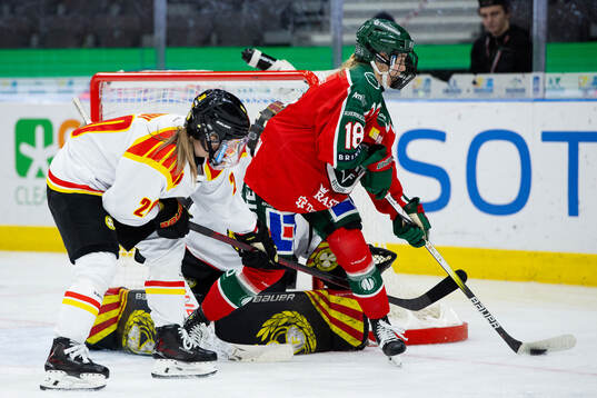 Brynäs Celine Tedenby och målvakt Ena Nystrøm mot