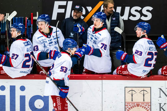 Oskarshamns Niclas Burström jublar med lagkamrater