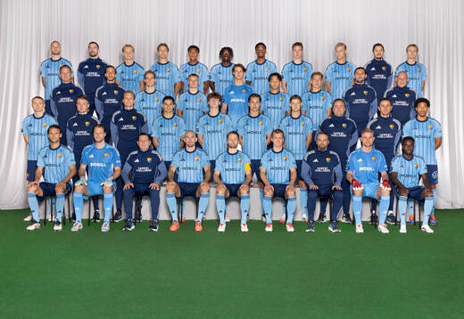  Adam Ståhl, Fystränare Jens Ericsson, Tobias Gulliksen, Daniel Stensson, Isak Alemayehu, Kalipha Jawla, Alieu, Atlee Manneh, Santeri Haarala, Theo Bergvall, Naprapat Karl Barrling, Oskar Fallenius. 3:e ledet från vänster: Lagledare Daniel Granqvist, Fysioterapeut Simone Cullura, Hampus Finndell, Viktor Bergh, Max Croon, Keita Kosugi, Matias Siltanen, Transition coach Agon Methmeti, Materialförvaltare Patrik Eklöf. 2:a ledet från vänster: Piotr Johansson, Fystränare David Ed Söderström, Naprapat Anton Hagberg, Nino Zugelj, August Priske, Miro Tenho, Patric Åslund, Assisterande tränare Hugo Berggren, Målvakstränare Nikos Gkoulios, Mikael Marqués. Sittande från vänster: Albin Ekdal, Malkolm Nilsson Säfqvist, Assisterande tränare Christer Mattiasson, Marcus Danielson, Jacob Une, Rasmus Schüller, Huvudtränare Jani Honkavaara, Jacob Rinne, Tokmac Nguen. Editors note: Bilden är retuscherad.