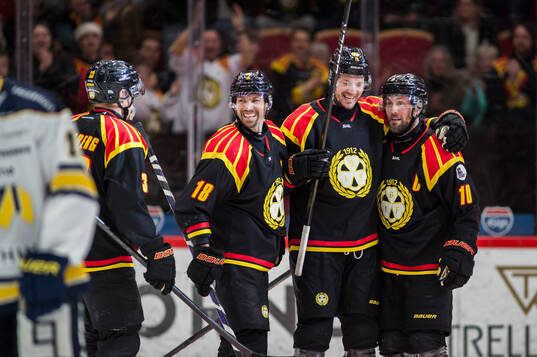 Brynäs Anton Rödin, Miks Indrasis och Johan Larsson jublar