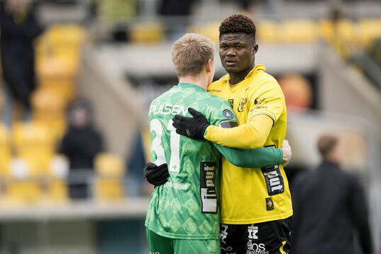Elfsborgs målvakt Isak Pettersson och Terry Yegbe jublar