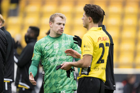 Elfsborgs målvakt Isak Pettersson jublar
