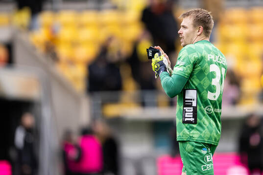Elfsborgs målvakt Isak Pettersson jublar
