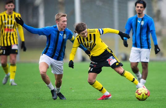 En ordentlig tröjdragning när Sölvesborgs lagkapten Hugo