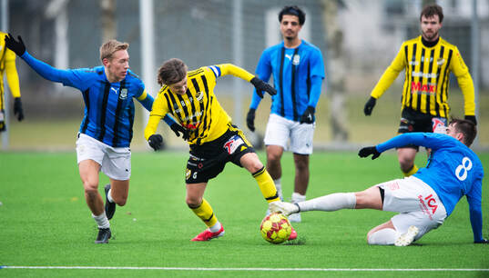 En ordentlig tröjdragning när Sölvesborgs lagkapten Hugo