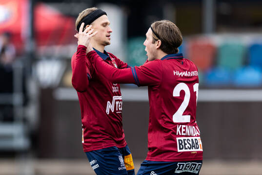 Örgrytes Charlie Vindehall jublar med William Kenndal efter 1-0