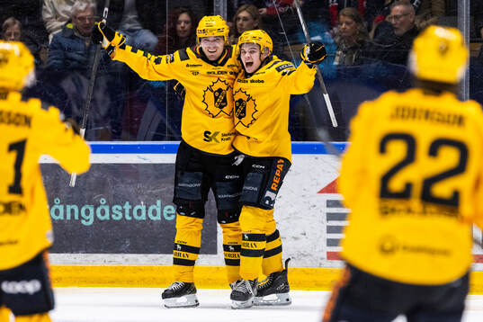 Skellefteås Max Lindholm jublar med Axel Sandin Pellikka