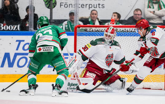 Rögles Josh Dickinson och Modos målvakt Lassi Lehtinen