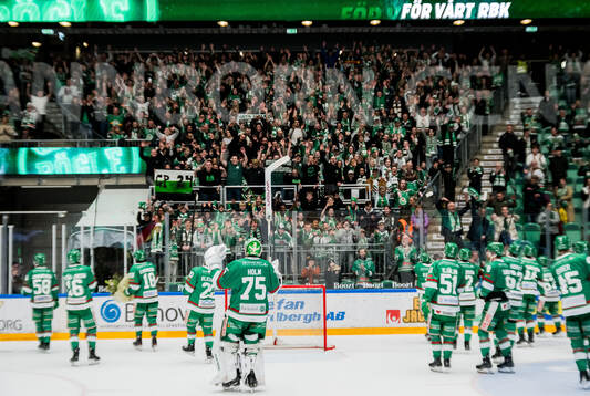 Rögles spelare jublar med supportrarna