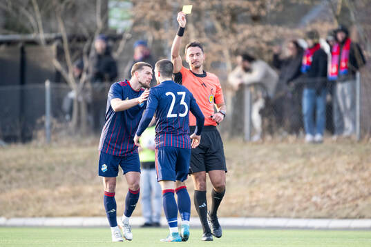 Östers Vladimir Rodic får gult kort efter1-0