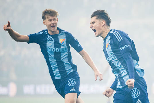 Djurgårdens Nino Zugelj jublar med Patric Åslund efter 1-1