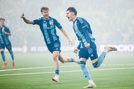 Djurgårdens Nino Zugelj jublar med Patric Åslund efter 1-1