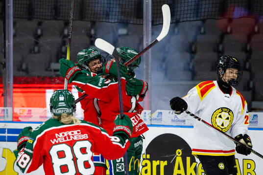 Frölundas Ella Hellman jublar ihop med Sofie Lundin