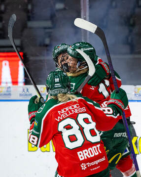 Frölundas Ella Hellman jublar ihop med Sofie Lundin och