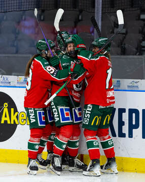 Frölundas Ella Hellman jublar med lagkamrater