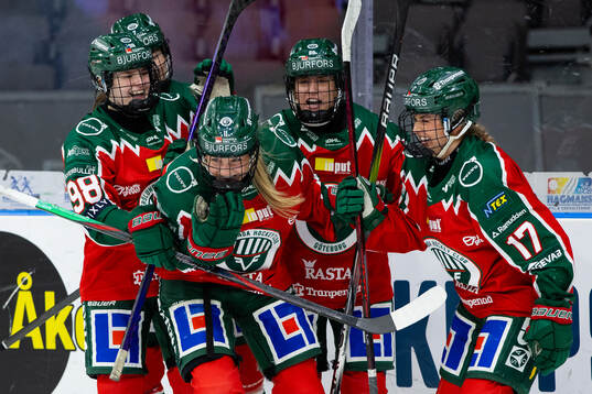 Frölundas Ella Hellman jublar med lagkamrater