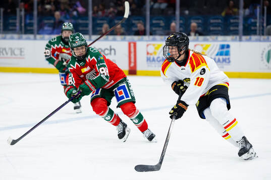 Frölundas Sydney Brodt och Brynäs Jenniina Nylund