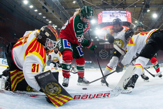 Frölundas Sydney Brodt och Brynäs målvakt Ena Nystrøm