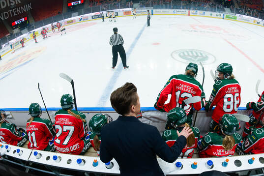 Frölundas tränare Erika Holst, Edit Danielsson och Sydney