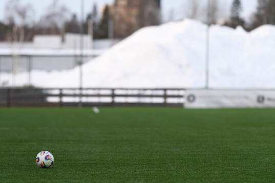 Fotboll och snöhög