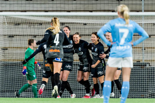 Växjö DFFs Maja Bodin jublar med lagkamraterna efter 0-1