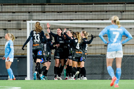 Växjö DFFs Maja Bodin jublar med lagkamraterna efter 0-1