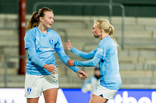 Malmö FFs Sara Kanutte Sørensen Fornes och Stinalisa Johansson jublar efter 2-3