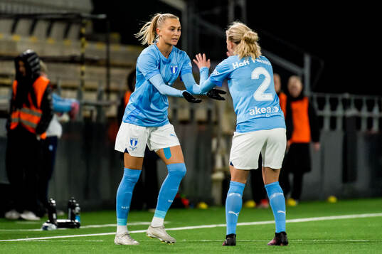 Malmö FFs Beatrice Persson och Nathalie Hoff Persson jublar