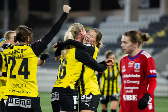 Häckens Alexandra Larsson jublar ihop med Novalie Jensen