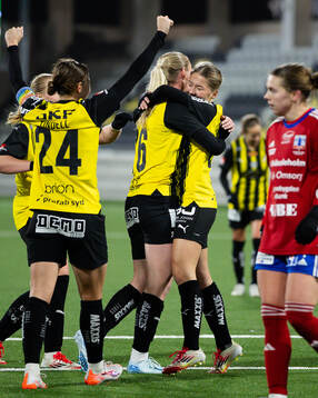 Häckens Alexandra Larsson jublar ihop med Novalie Jensen