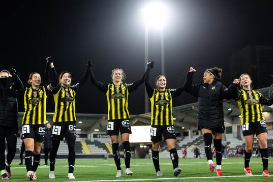 Häckens spelare jublar och tackar publiken