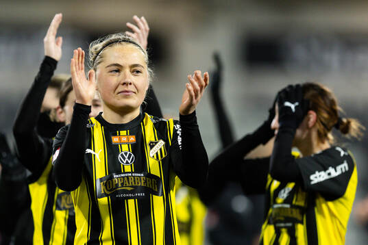 Häckens Paulina Nyström tackar publiken