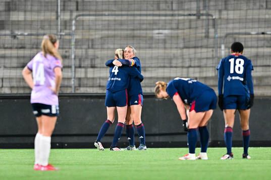 Rosengårds Emma Pennsäter och Gudrun Arnardottir jublar