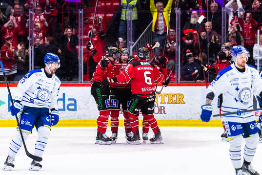 Örebros Glenn Gustafsson gör 4-3 och jublar med