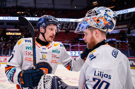 Växjös Otto Koivula och målvakt Adam Åhman jublar