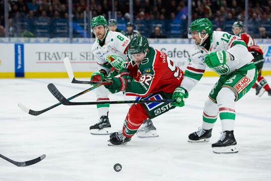 Rögles Linus Sandin och Brady Ferguson mot Frölundas