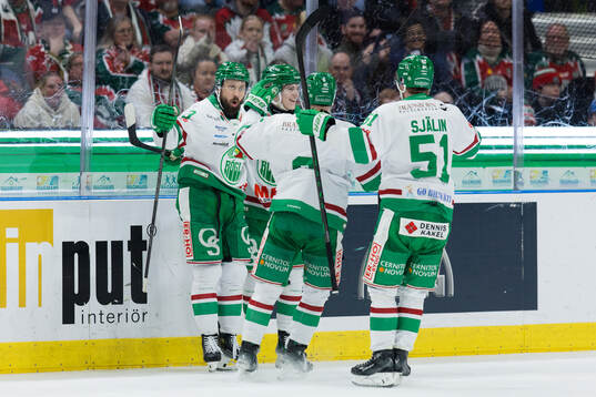 Rögles Michael Kapla jublar med lagkamrater