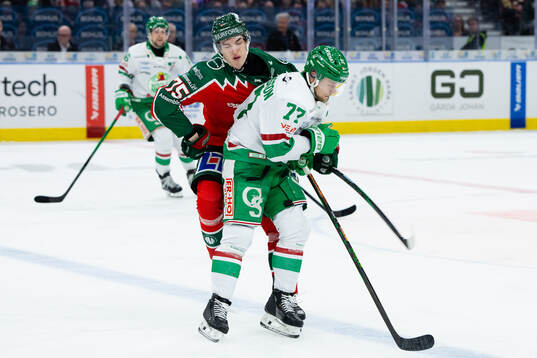 Rögles Jesper Pettersson tacklar Frölundas David Edstrom