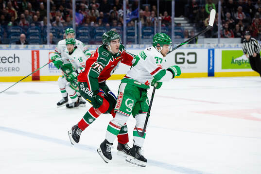 Rögles Jesper Pettersson tacklar Frölundas David Edstrom