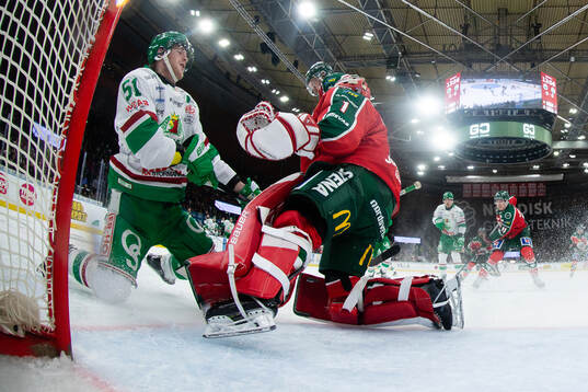 Rögles Calle Själin och Frölundas målvakt Lars