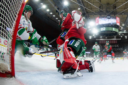 Rögles Calle Själin och Frölundas målvakt Lars