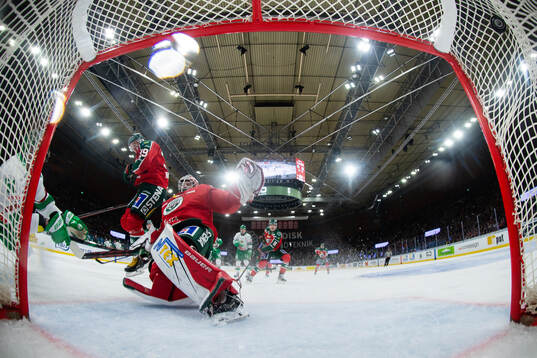 Rögles Calle Själin och Frölundas målvakt Lars