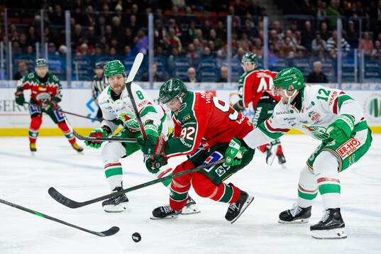 Frölundas Filip Cederqvist mot Rögles Linus Sandin och