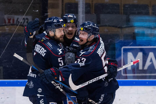 Linköpings Henrik Törnqvist jublar med Oscar Fantenberg
