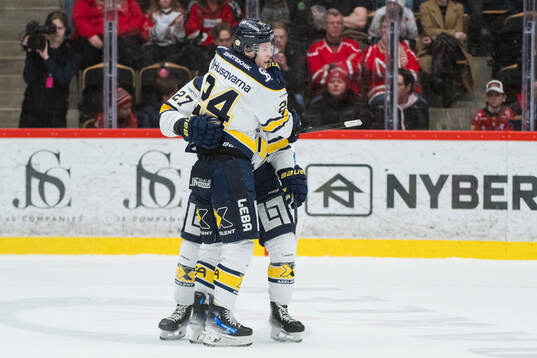 HV71s Jonathan Ang och Oscar Fisker Molgaard jublar