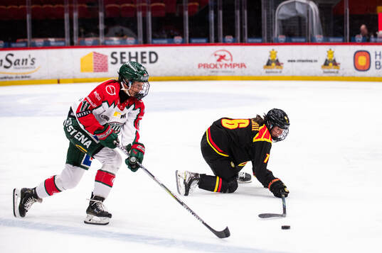 Frölundas Ella Hellman och Brynäs Maude Poulin-Labelle