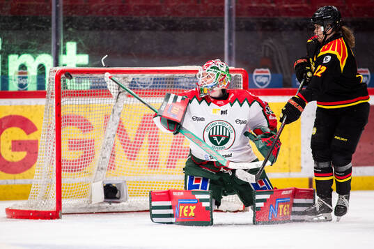 Brynäs Celine Tedenby (ej i bild) gör 4-3 bakom